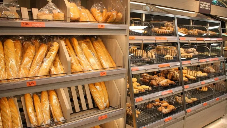 El Mercadona de Enguera instala carril rápido para quien solo compra una barra de pan