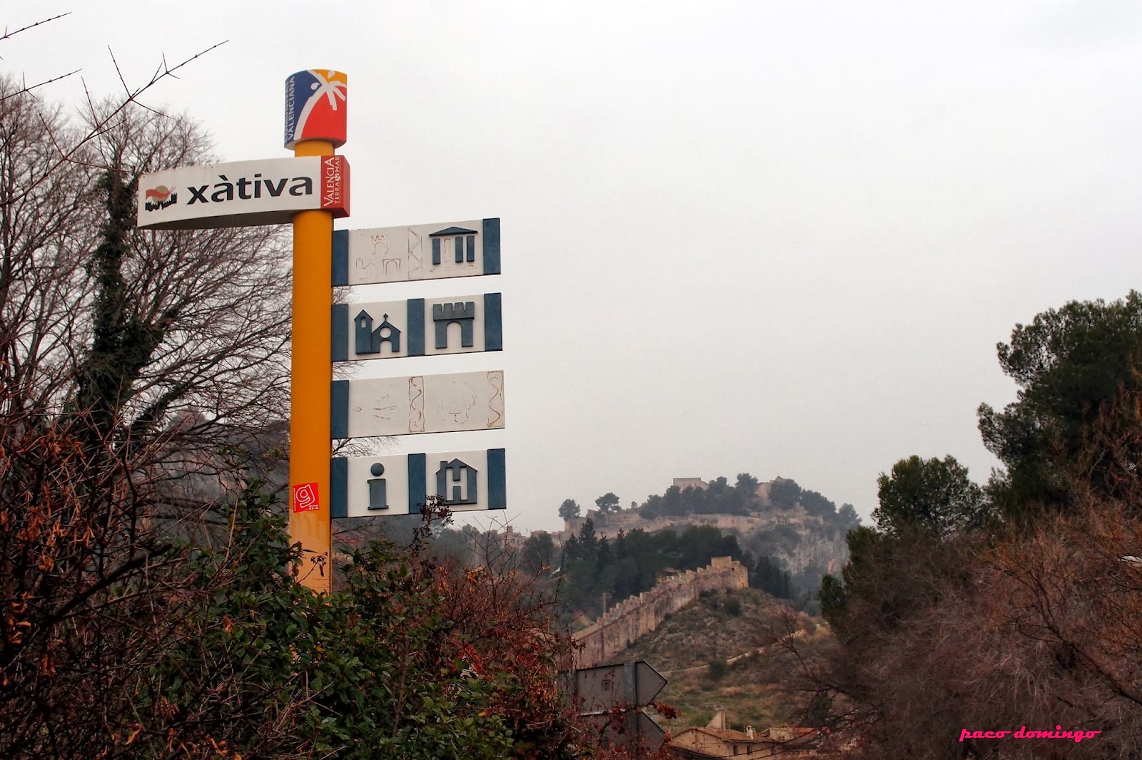 Xàtiva investiga quién ha estado moviendo el cartel de bienvenida diez metros cada verano